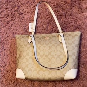 Coach tote signature in neutral colors
